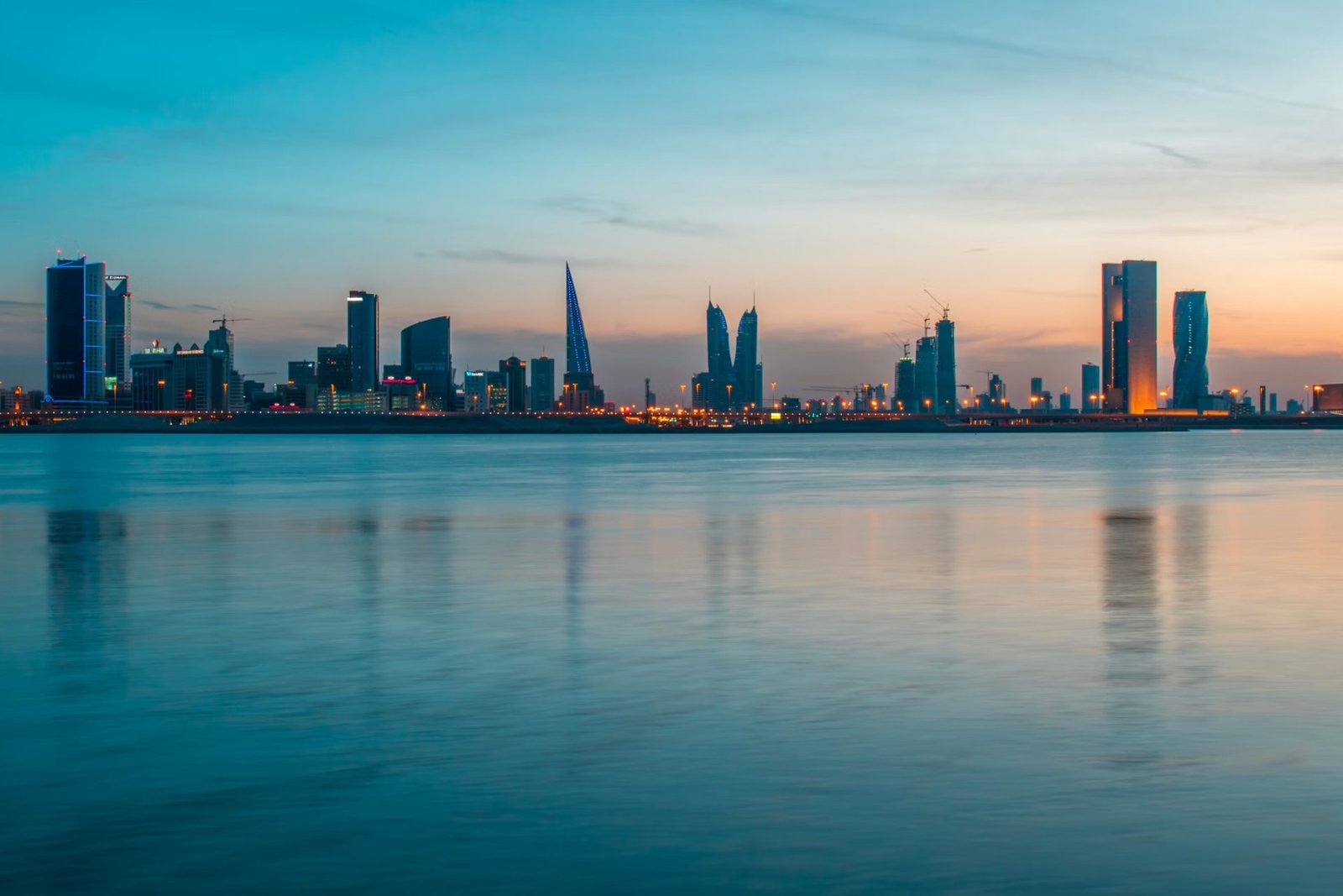Manama látképe alkonyatkor – Bahrein, a GCC kapuja.