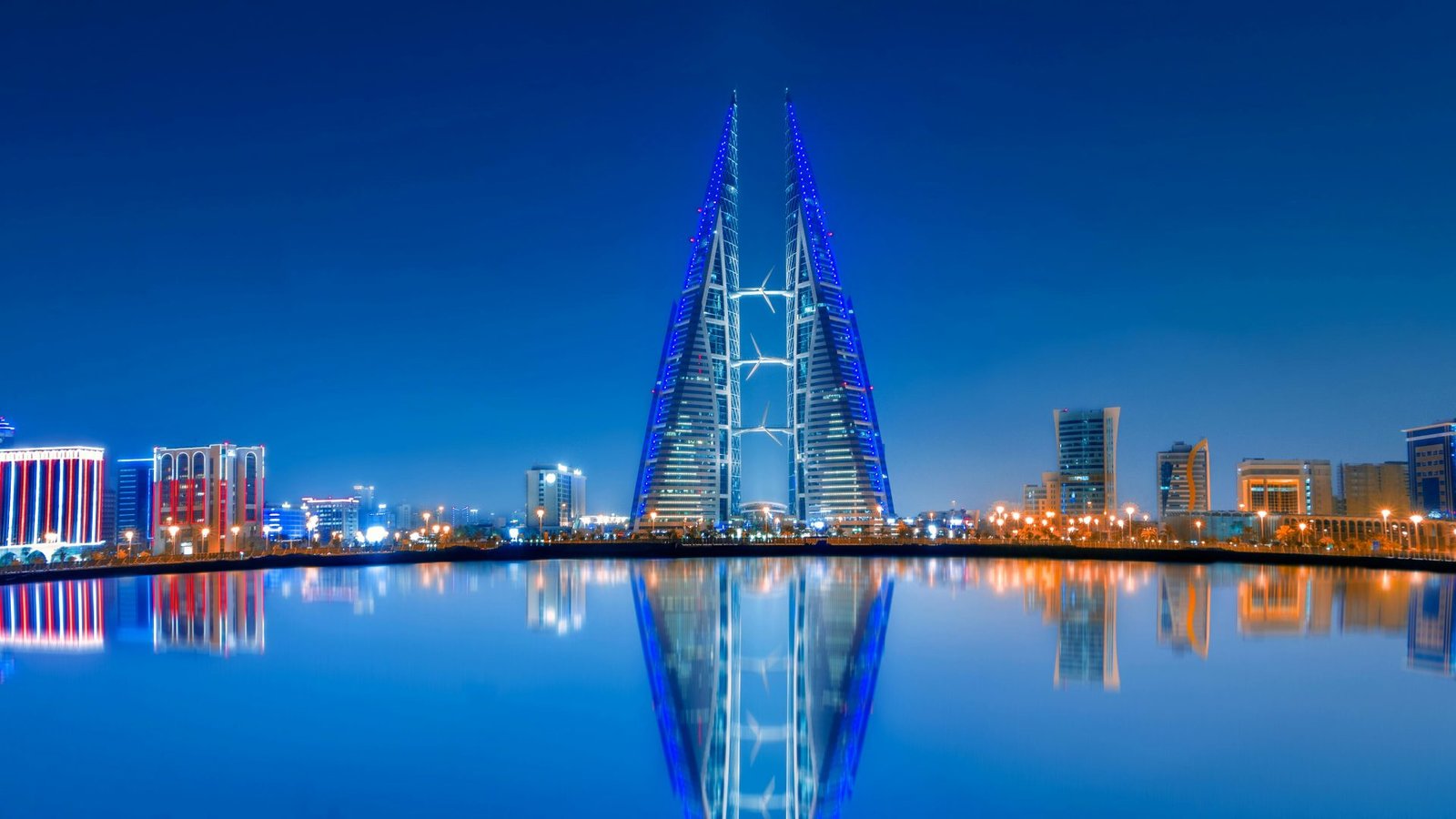 Manama látképe és Bahrein üzleti negyede alkonyatkor.