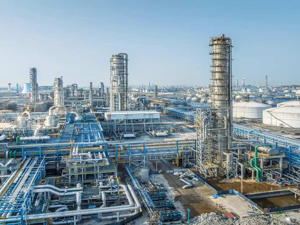 Petrolkémiai finomító és feldolgozóüzem egy energetikai létesítményben.