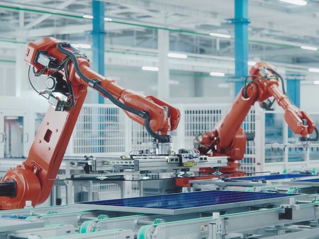 Robotizált automatizálási sor napelemek összeszerelésével egy korszerű gyárban.